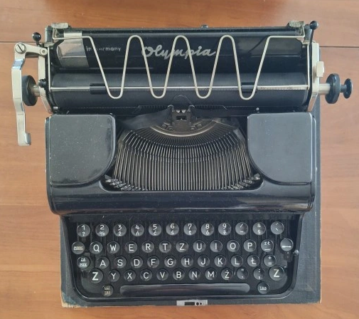 Antique Mechanical Typewriter in Great Condition