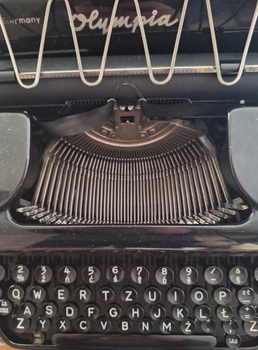 Antique Mechanical Typewriter in Great Condition